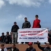Требовавшие на площади в Бишкеке отправить их в Баткен с оружием сбежали с военкомата (видео)