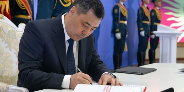 Садыр Жапаров подписал новую Конституцию Киргизии