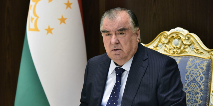 Президент снял с должностей председателей судов города Худжанда и района Деваштич