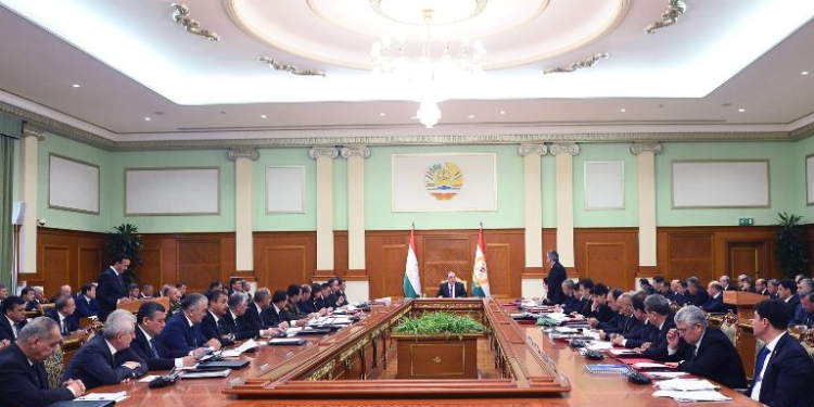 Эмомали Рахмон провел очередное заседание правительства