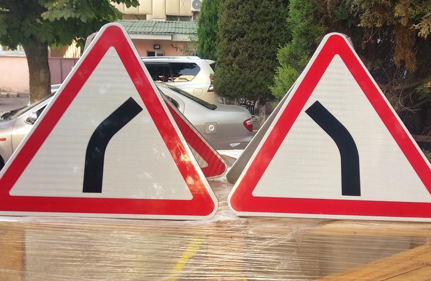 Дорожные знаки Таджикистана. Опасный поворот подряд