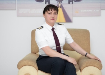 Женщина-пилот авиакомпании «Сомон-Эйр» совершила свой первый самостоятельный рейс