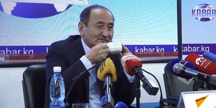 Глава Минздрава Киргизии заразился коронавирусом и лечится иссык-кульским корнем