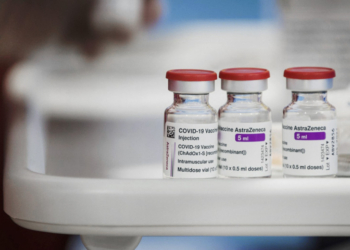 Ученые признали побочные эффекты вакцины AstraZeneca