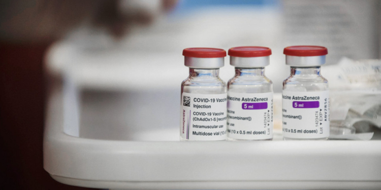 Ученые признали побочные эффекты вакцины AstraZeneca