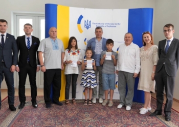 Как юным украинцам в посольстве Украины в Душанбе паспорта вручали (видео)
