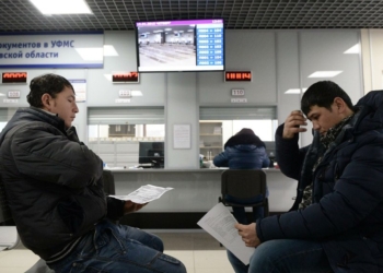 В России трудовых мигрантов обязали подтверждать умение обратиться в полицию