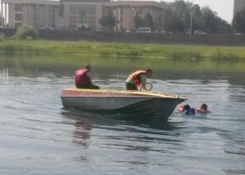 Спасатели вытащили из Сирдарьи двух тонущих детей