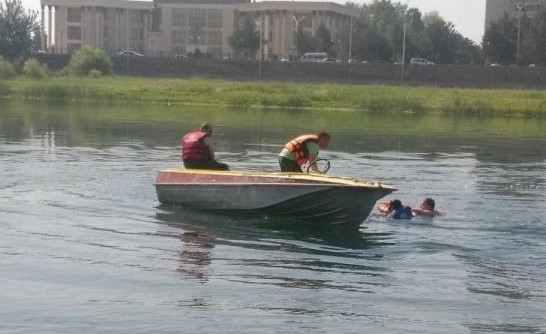 Спасатели вытащили из Сирдарьи двух тонущих детей