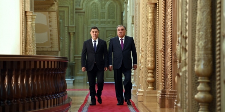 Встреча тет-а-тет: О чем говорили Эмомали Рахмон и Садыр Жапаров