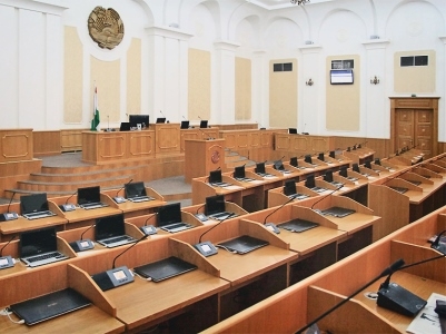 Таджикских депутатов обучают стратегии достижения среднесрочного развития Таджикистана