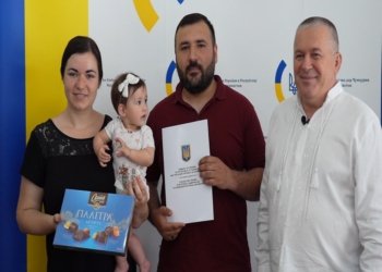 В Душанбе прошла церемония вручения паспортов юным украинцам (видео)