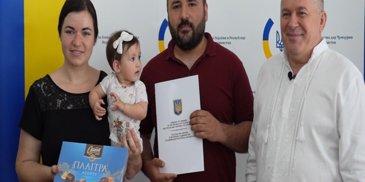 В Душанбе прошла церемония вручения паспортов юным украинцам (видео)