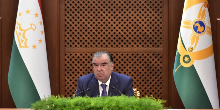 Президент поручил Минздраву обеспечить полную вакцинацию населения
