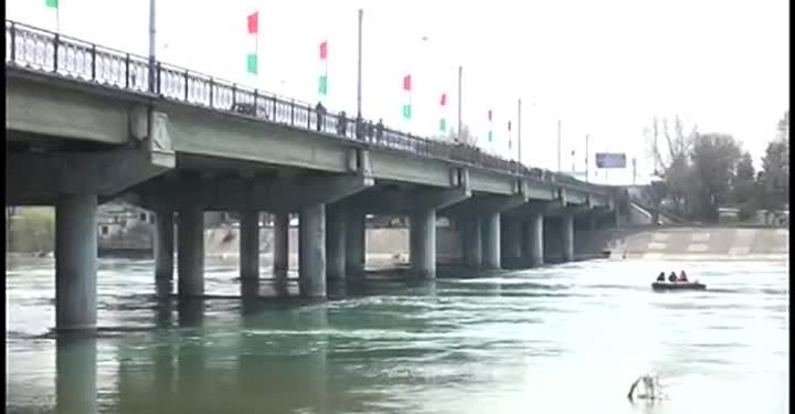 Спасатели КЧС не дали женщине бросится в реку с моста в Худжанде