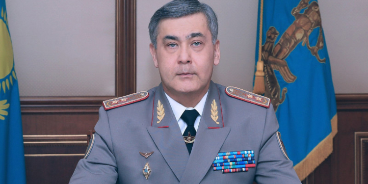 Глава Минобороны Казахстана подал в отставку. Президент принял