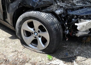 В Кубодиёне автомобиль врезался в дерево. Погибли три человека