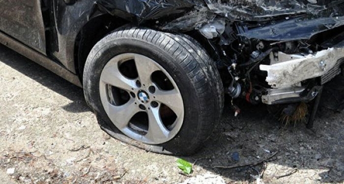 В Кубодиёне автомобиль врезался в дерево. Погибли три человека