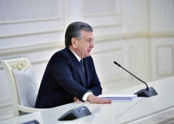 Мирзиёев подписал закон, позволяющий отстранять от работы сотрудников, которые не прошли вакцинацию