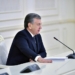 Мирзиёев подписал закон, позволяющий отстранять от работы сотрудников, которые не прошли вакцинацию