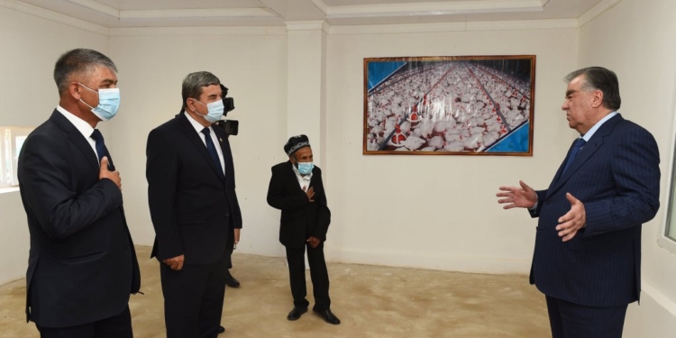 Президент открыл в Нурабаде первую в регионе птицефабрику и другие объекты