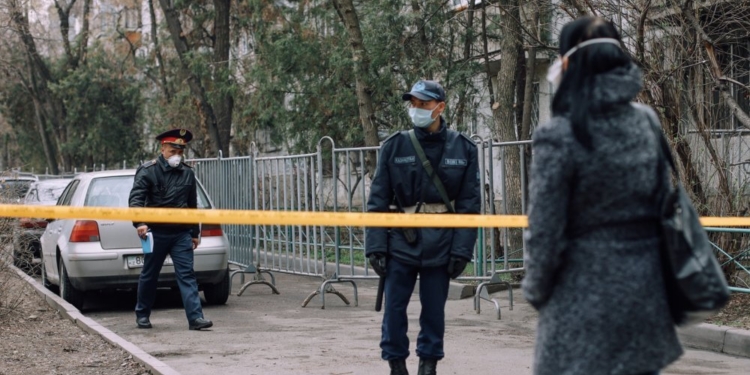 В Алматы мужчина устроил стрельбу, погибли 5 человек