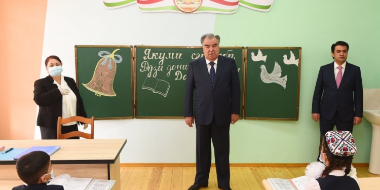 Эмомали Рахмон открыл в Душанбе новые школы