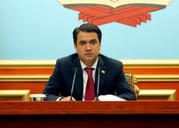 Рустам Эмомали поручил ускорить ремонт дорог в Душанбе