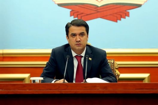 Рустам Эмомали поручил ускорить ремонт дорог в Душанбе