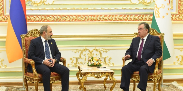 Президент Таджикистана встретился с премьер-министром Армении