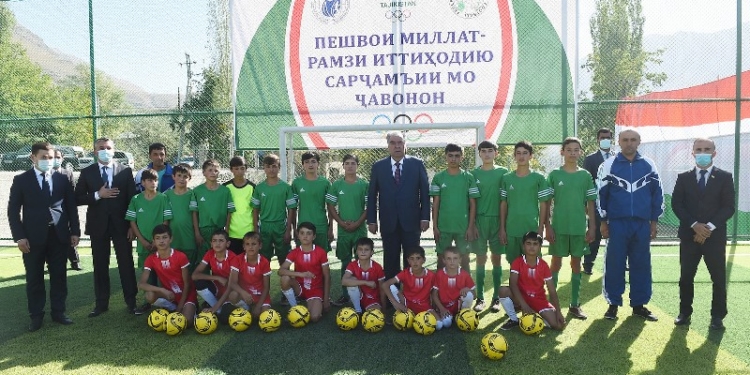 Эмомали Рахмон в Шугнанском районе сдал в эксплуатацию спортивную площадку и ресурсный центр