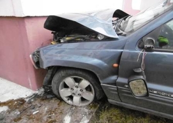 В Яване автослесарь въехал в мусорный бак на доверенном ему для ремонта автомобиле