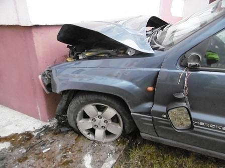 В Яване автослесарь въехал в мусорный бак на доверенном ему для ремонта автомобиле