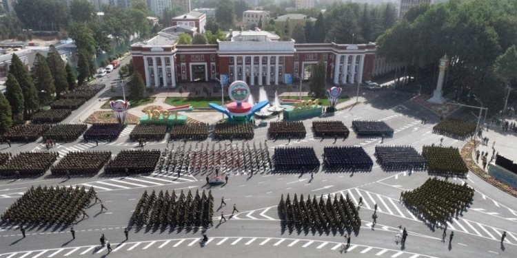 Военный парад в Душанбе прошел с участием 30 тыс. офицеров и солдат