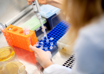 Экс-сотрудник Госдепа США обнародовал некоторые факты поисков источника происхождения COVID-19