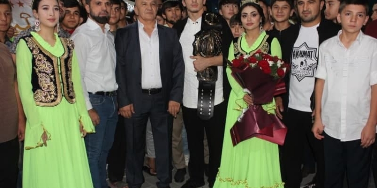В Душанбе прилетел непобежденный боец MMA (видео)