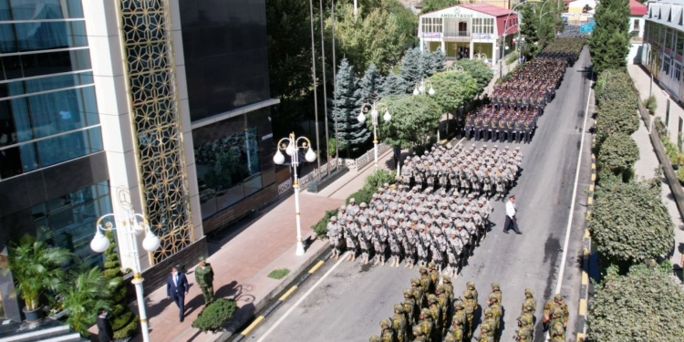 Таджикистан провел военный парад вблизи границы с Афганистаном