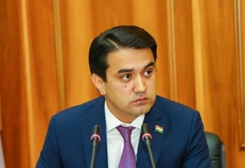 Рустам Эмомали поощрил учителей столичных школ
