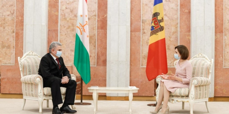 Президент Молдовы приняла посла Таджикистана