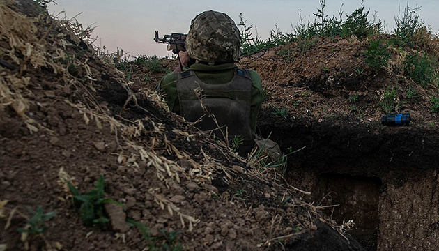 Позиции Объединенных сил обстреляли девять раз, ранен украинский военный