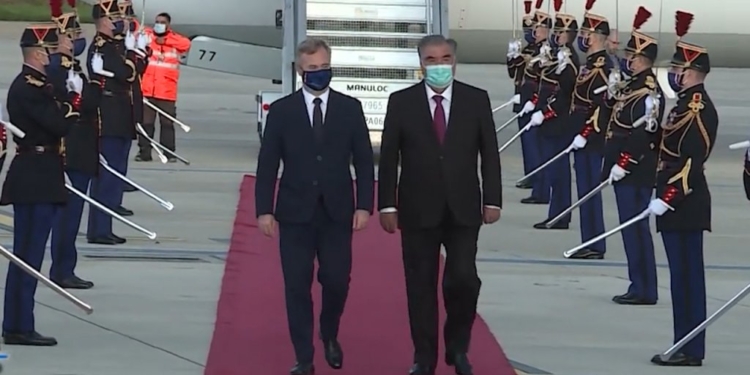 Как Эмомали Рахмона в Париже встречали (видео)