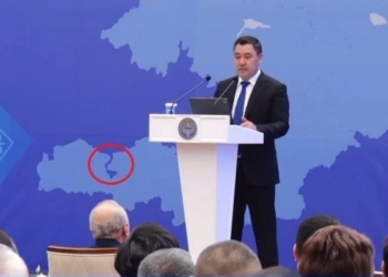 Жапаров выступил на фоне карты, где Ворух изображен не анклавом, что стало причиной скандала