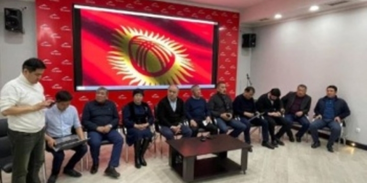 Лидеры пяти партий Кыргызстана объединились и потребовали провести перевыборы