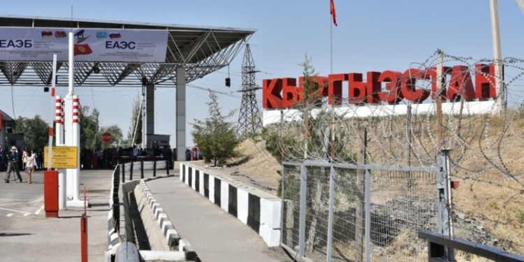 Троих задержанных в Таджикистане кыргызстанцев вернули на родину