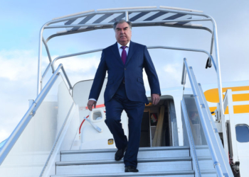 Эмомали Рахмон отбыл в Санкт-Петербург на неформальный саммит СНГ