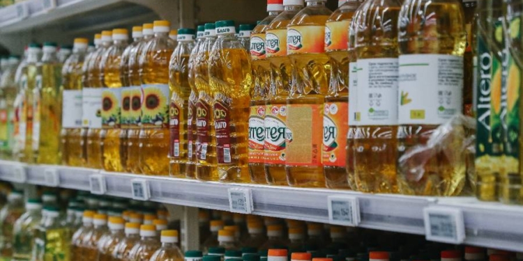 Предприниматель, открыв магазин, не досчитался 54 бутылок масла