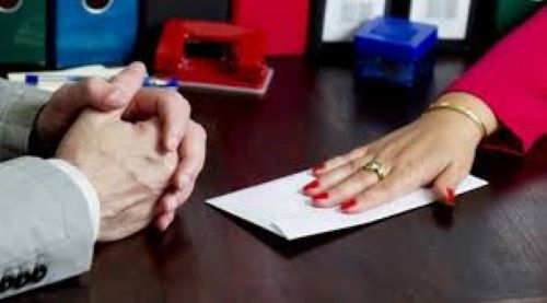 Учитель школы в Бустоне задержан по подозрению в продаже школьного аттестата