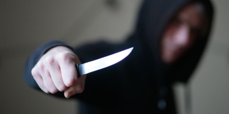 В Исфаре подрались двое мужчин. Одного доставили в больницу, второго — в СИЗО