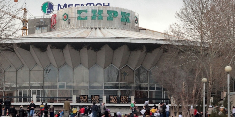 2,5 тыс. участников новогоднего представления в Госцирке получили подарки от мэра Душанбе