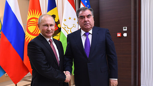 Владимир Путин поздравил Эмомали Рахмона с наступающим Новым годом